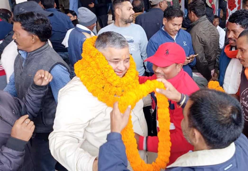 लखनपुर नवनिर्वाचित भाजपा विधायक राजेश अग्रवाल के निवास पर बधाई देने वाले लोगों का लगा ताता