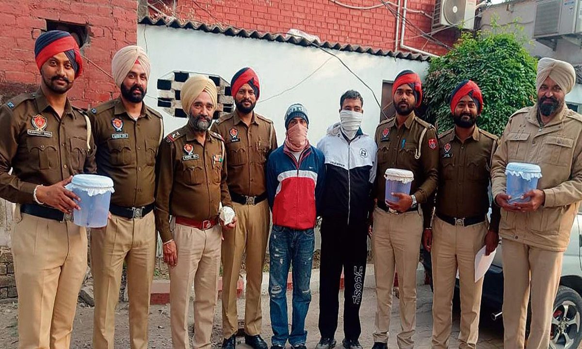 Punjab News: हथियार, नशीली दवाओं के साथ तीन गिरफ्तार