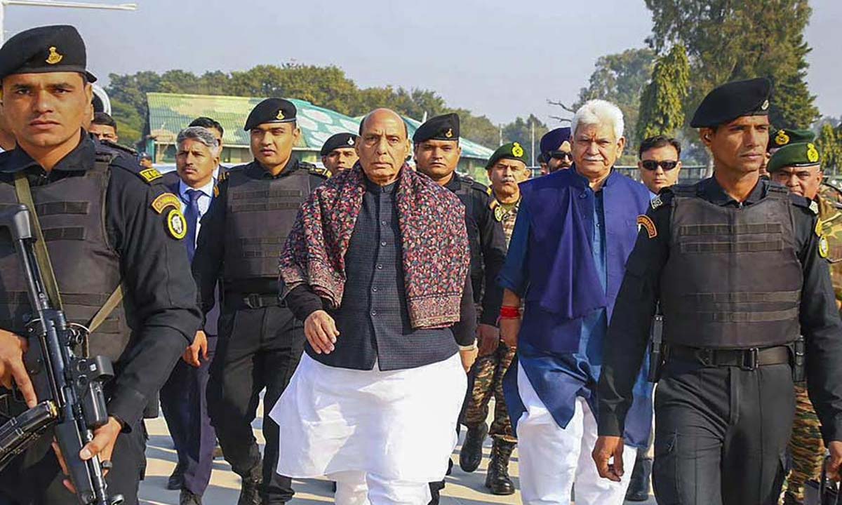 Jammu and Kashmir: रक्षा मंत्री राजनाथ सिंह सुरक्षा स्थिति की समीक्षा करने के लिए पहुंचे जम्मू