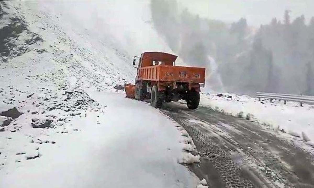 मुगल रोड पर यातायात बहाल