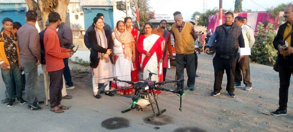 ड्रोन के माध्यम से कीटनाशक के छिड़काव का दिया डेमो