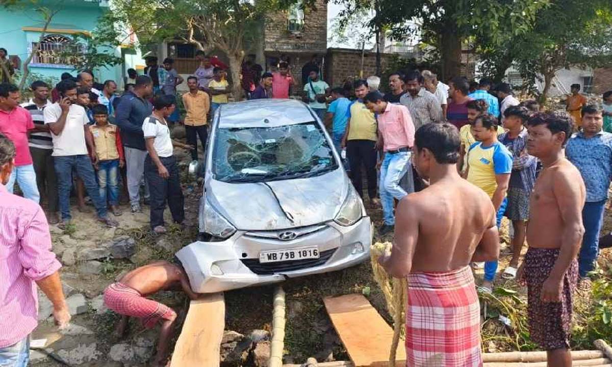 6 लोगों के साथ कार नदी में गिरी