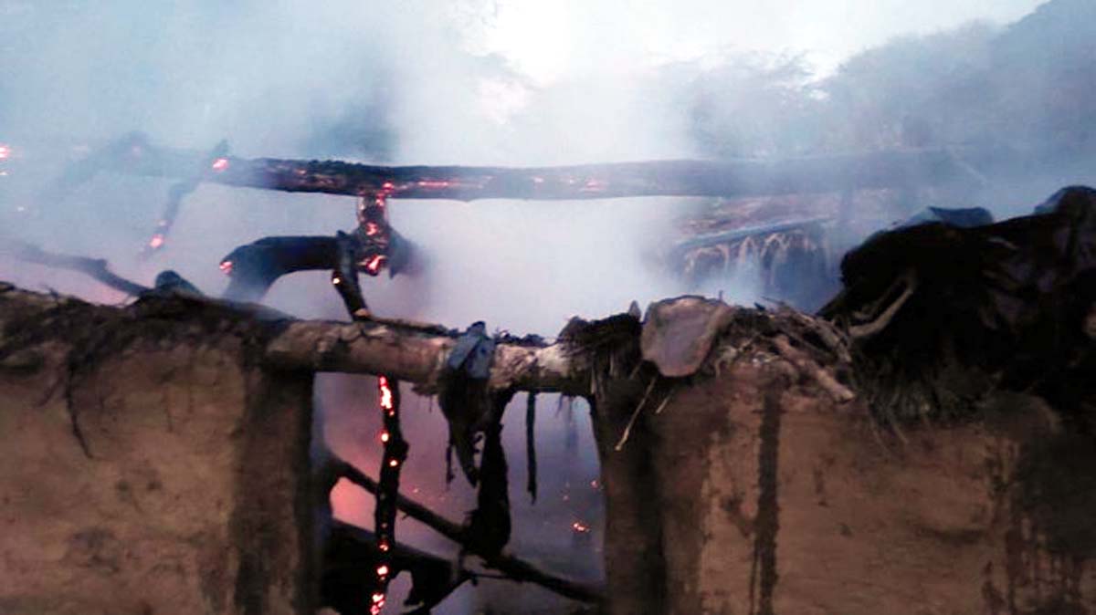 ठिठुरन से बचने को जलाए गए अलाव से घर जला