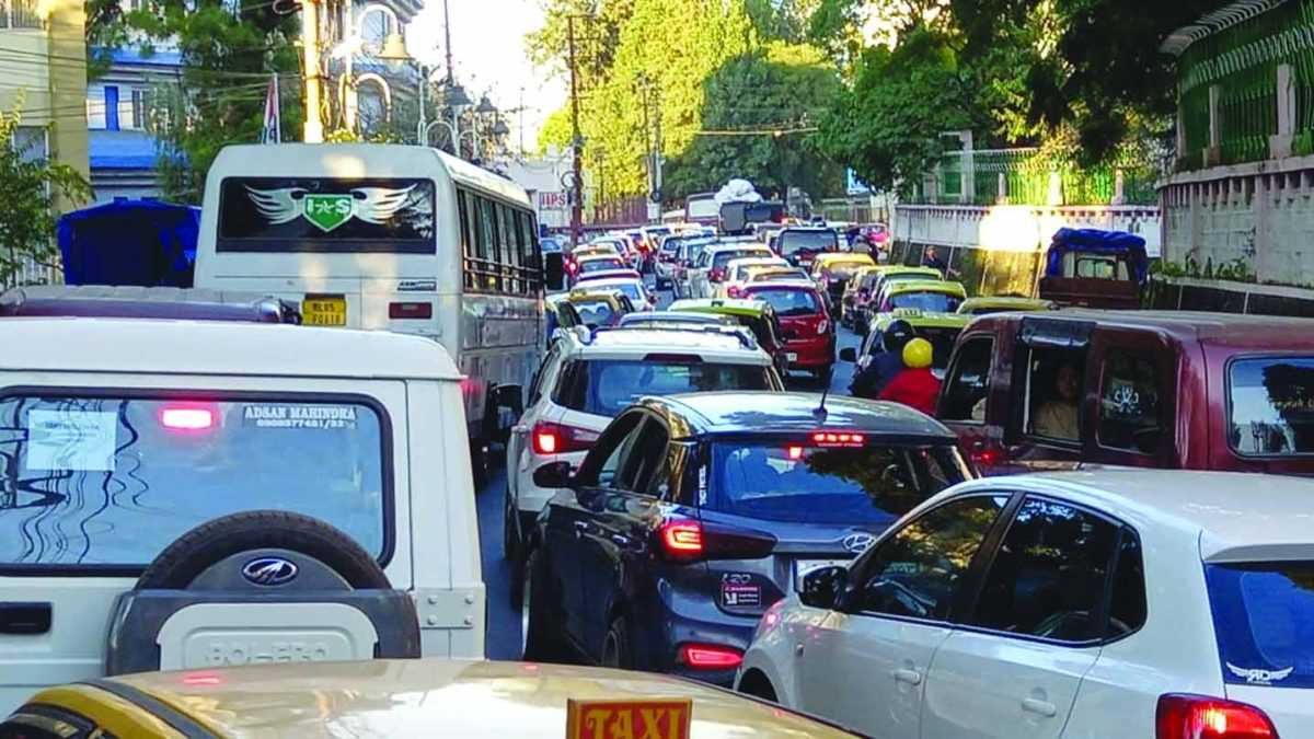 कम सड़क, पार्किंग की जगह, अधिक वाहन यातायात की समस्याएँ बढ़ाते हैं