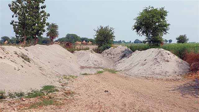 फ़रीदाबाद: प्रतिबंध के बावजूद यमुना तल से रेत का खनन किया जा रहा है