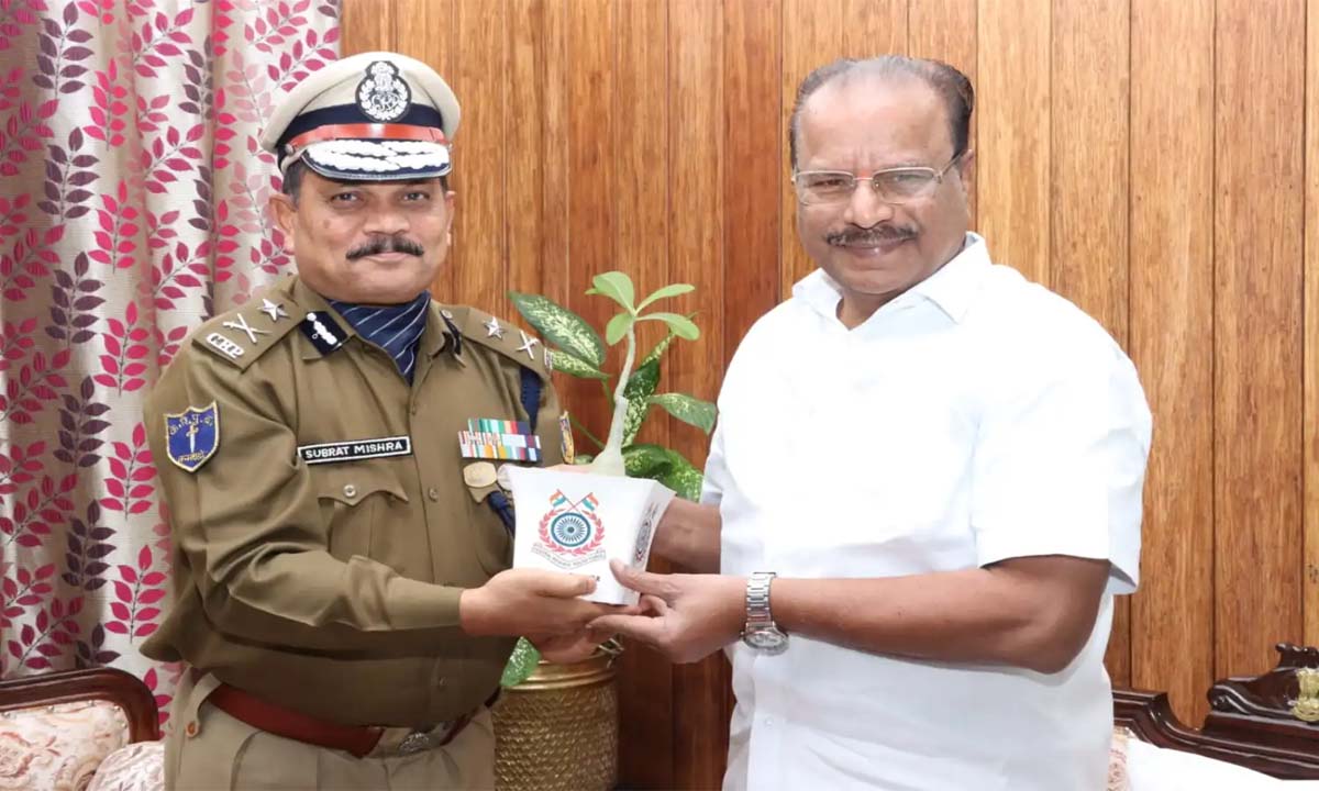सीआरपीएफ के आईजी ने त्रिपुरा के राज्यपाल से मुलाकात की