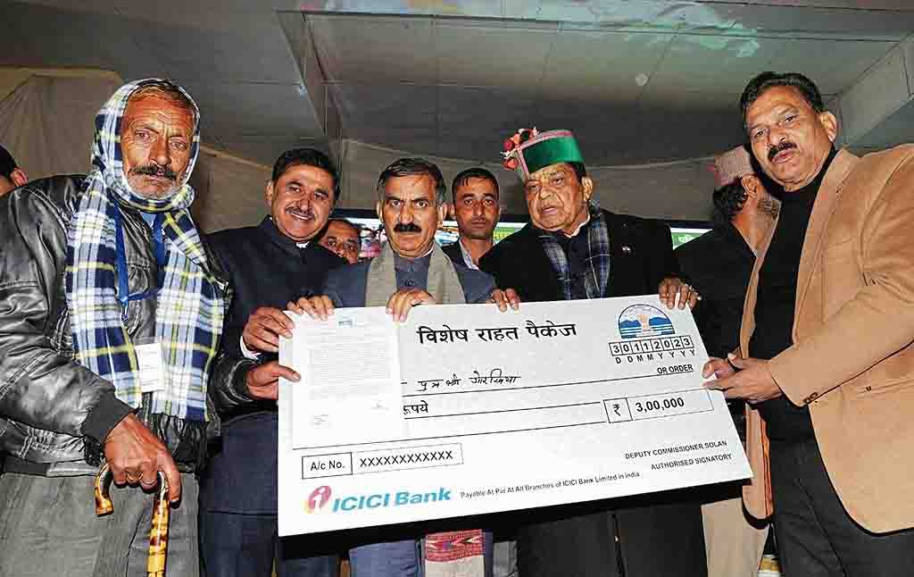मुख्यमंत्री ने सोलन जिले में आपदा प्रभावितों को 11.31 करोड़ रुपये की राहत वितरित की