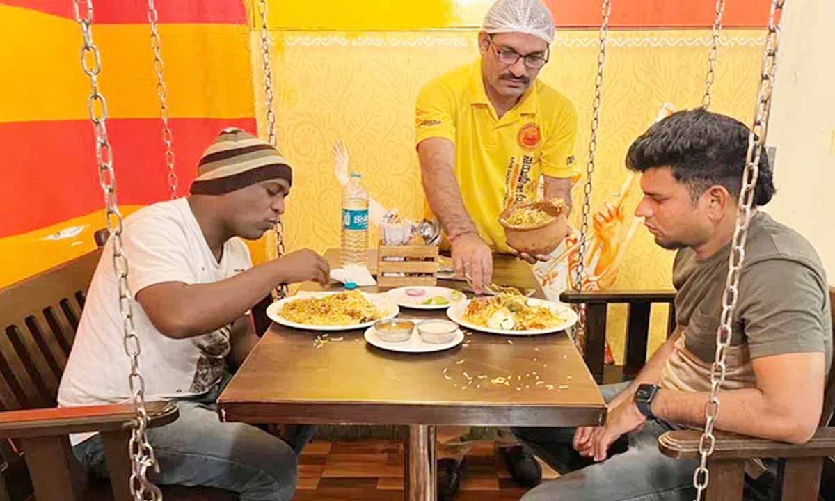 सिर्फ 2 रुपये में लें हैदराबादी बिरयानी का मजा