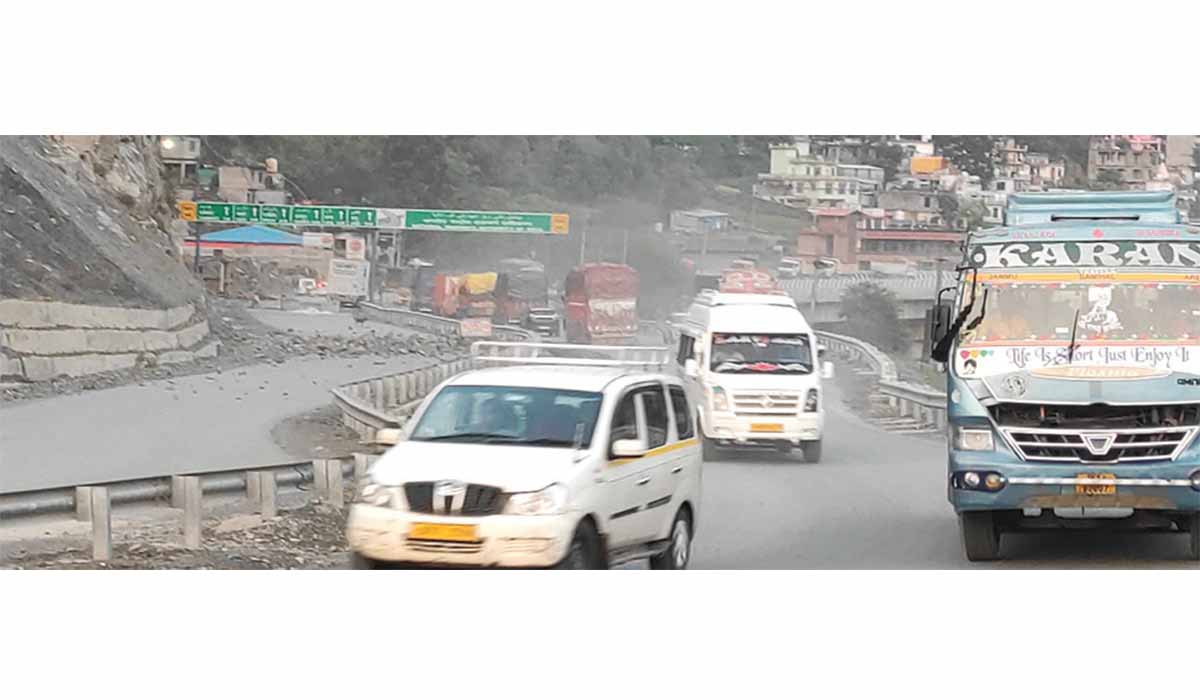 श्रीनगर-जम्मू एनएच पर यातायात सामान्य लेकिन धीमी गति से चल रहा है