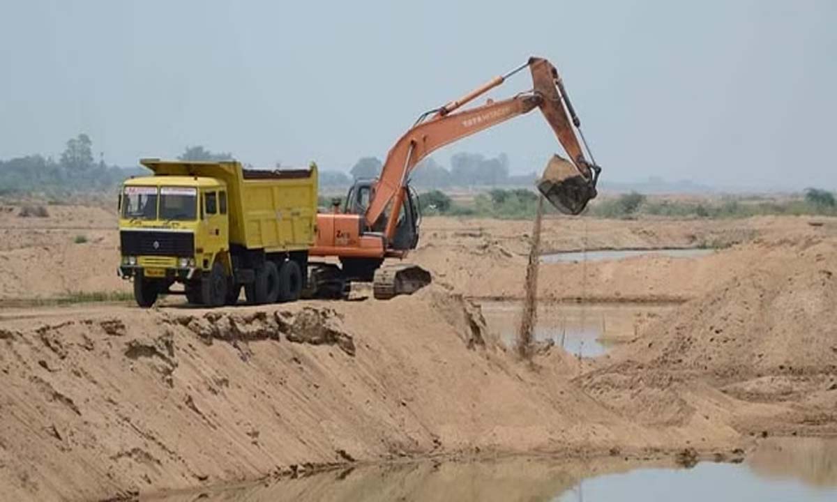 खनन के विरोध में माओवादियों के पोस्टर सतह पर
