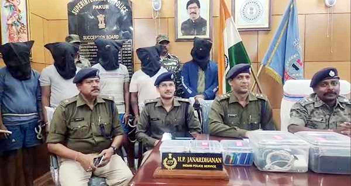 पुलिस के हत्थे चढ़े 5 साइबर अपराधी, 59 मोबाइल समेत कई सामान बरामद