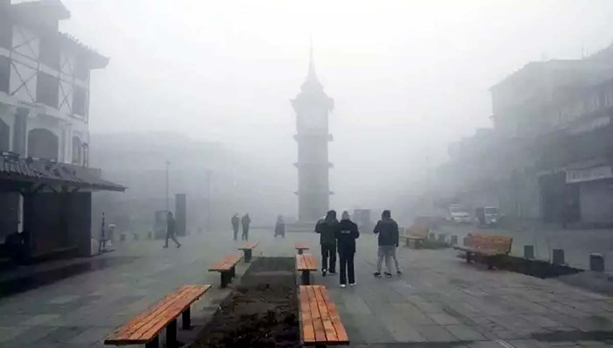 कश्मीर घाटी में सुबह घने कोहरे के बाद भी कुछ हिस्सों में दृश्यता में आया सुधार