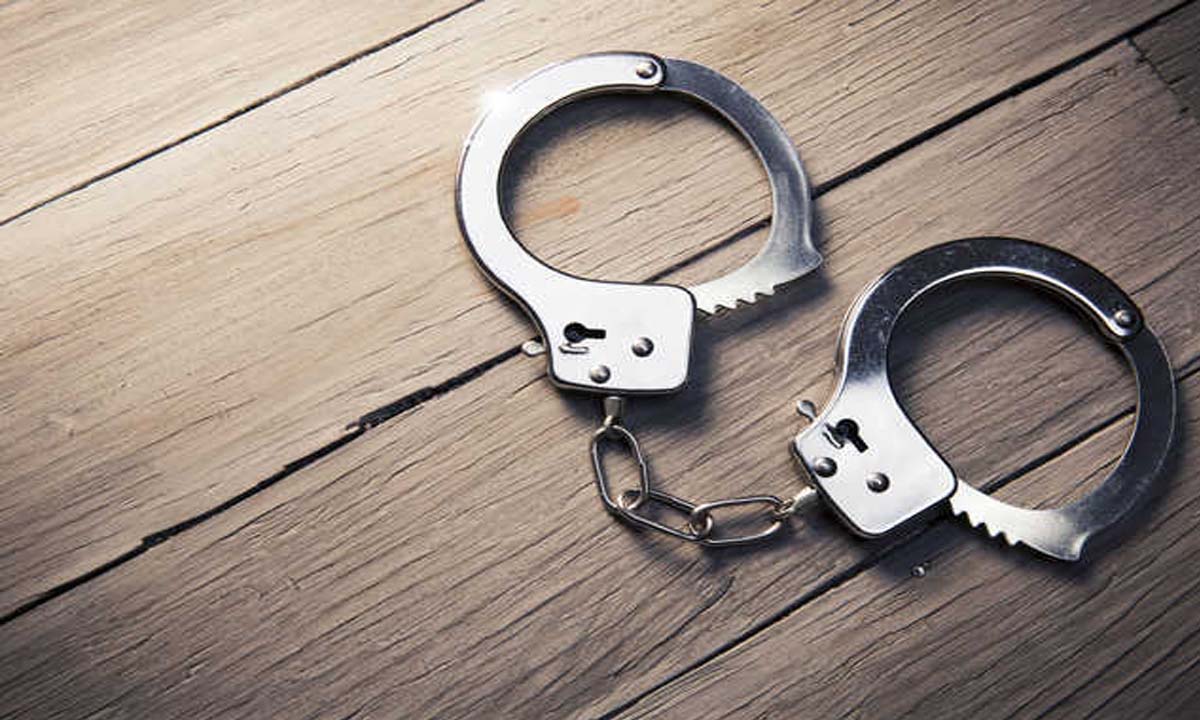 नशीली दवाओं के पैसे, तस्करी के सामान के साथ तीन गिरफ्तार