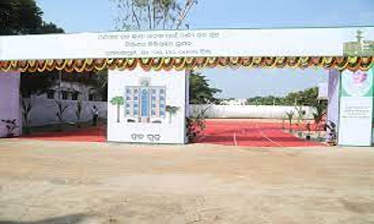 सरकार ने एसटी -एससी विकास विभाग के छात्रों को स्वेटर वितरित किए