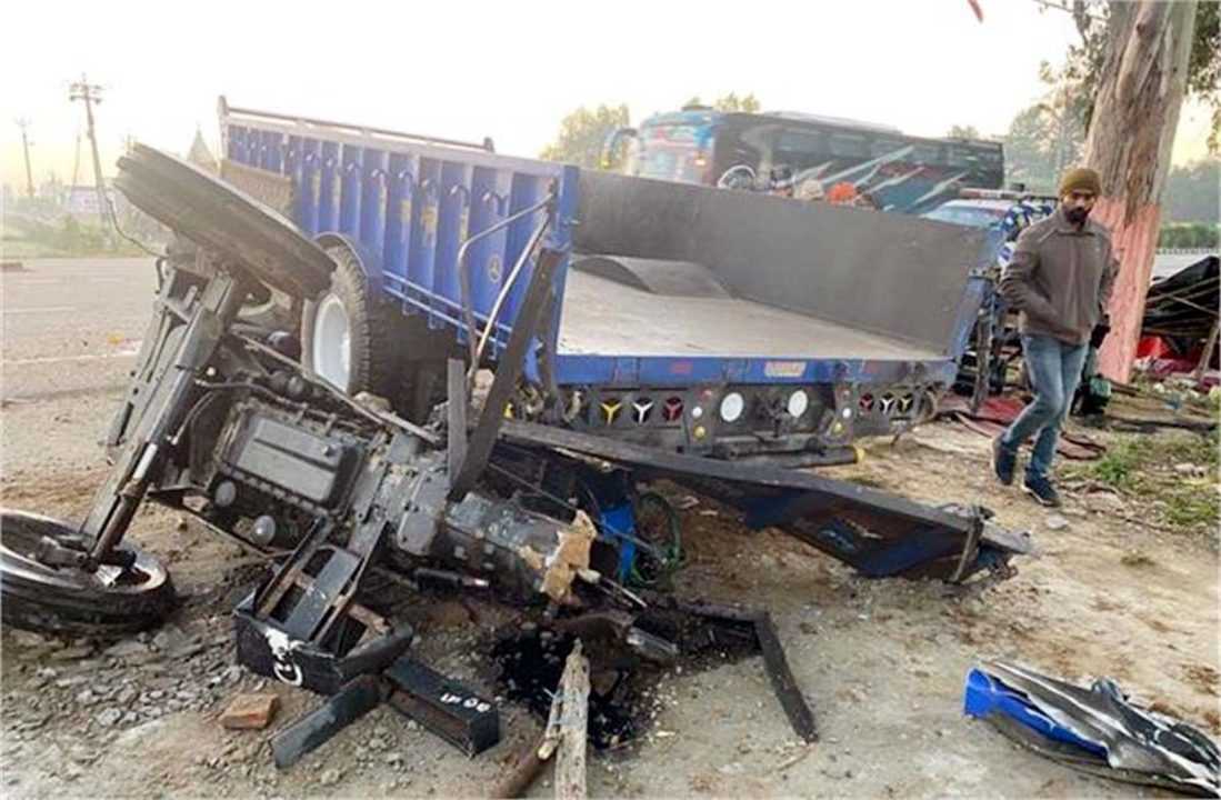 सड़क हादसे से 3 हिस्सों में टूटी ट्रैक्टर-ट्राली