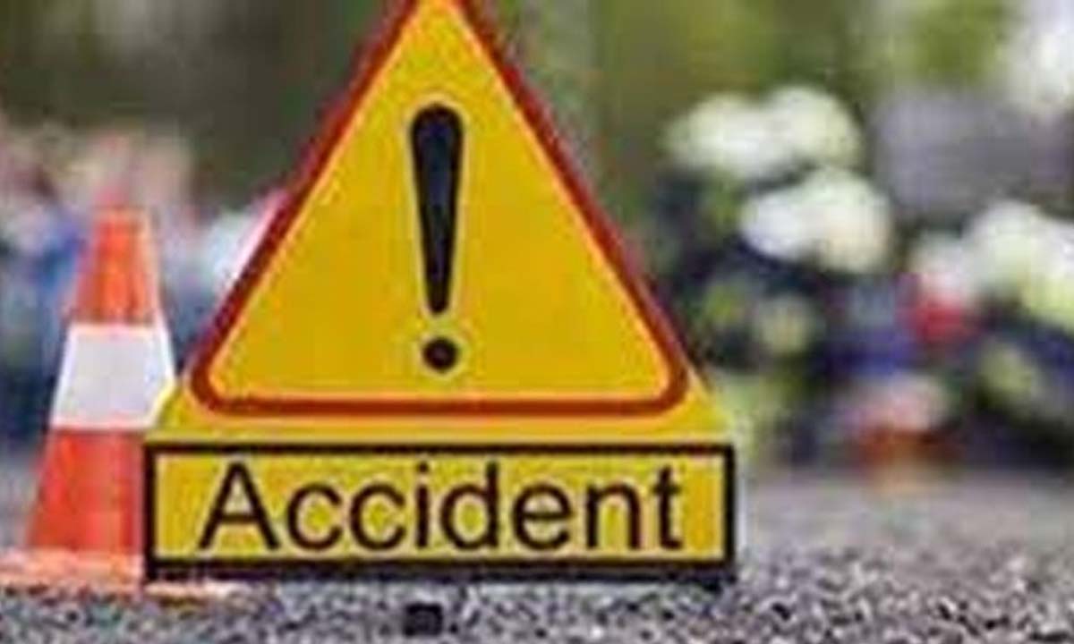 अनियंत्रित कार ने पांच लोगों को रौंदते हुए पलटा, 3 की मौत