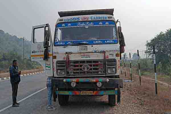 चांडिल: पुलिस ने बालू लदे दो ट्रक जब्त किये, अवैध कारोबार जारी