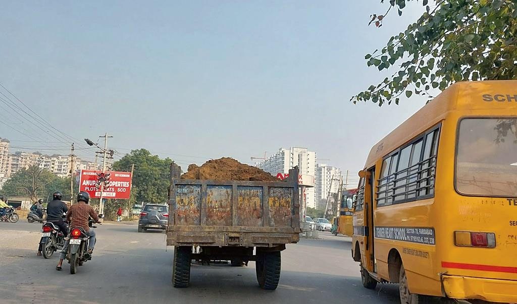 प्रतिबंध के बावजूद सड़कों पर ट्रैक्टर-ट्रेलर