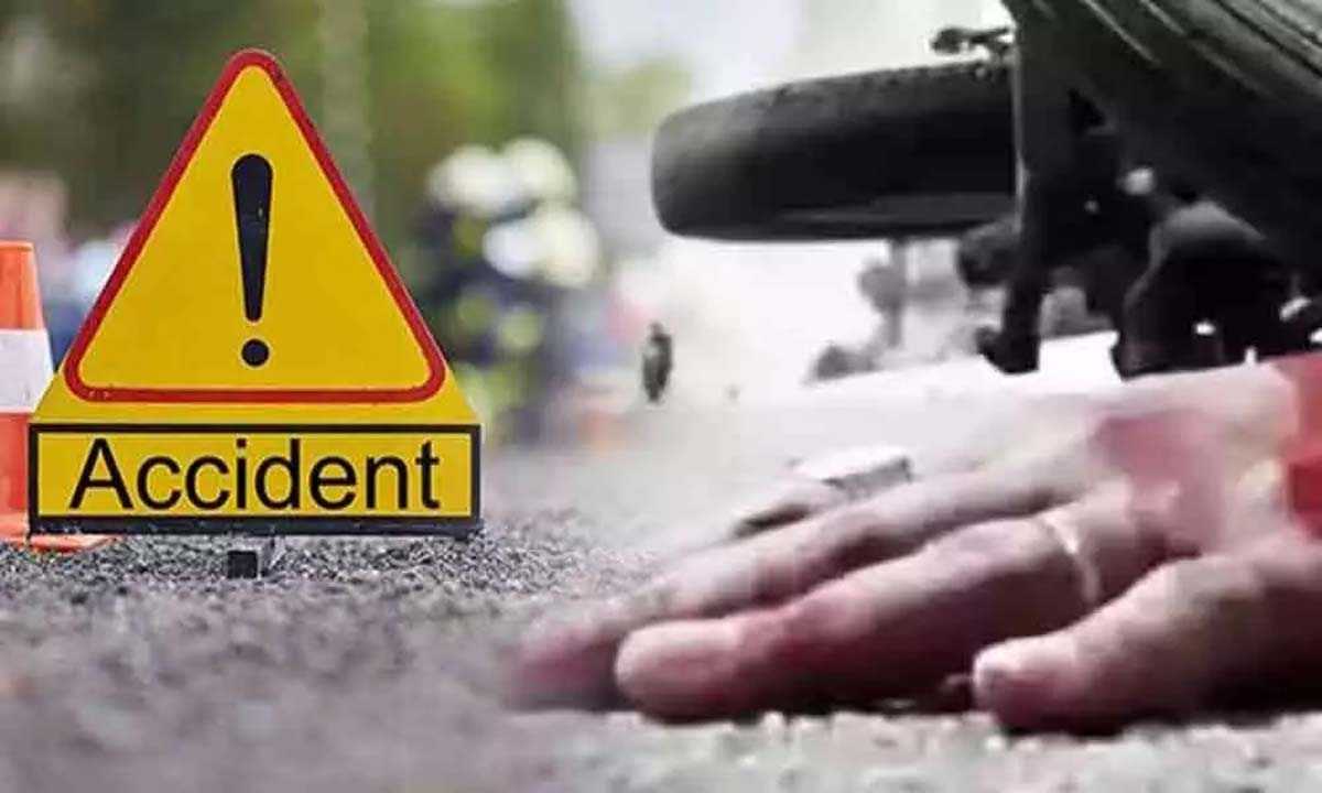 2 की मौत: झोपड़ी में काल बनकर आई कार, इलाके में पसरा मातम
