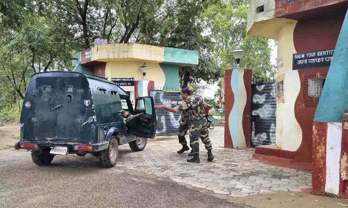 कूचबिहार में बीएसएफ ने संदिग्ध तस्कर समेत चार बांग्लादेशी नागरिकों को पकड़ा