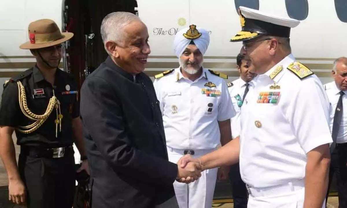 आंध्र प्रदेश के राज्यपाल विजाग पहुंचे