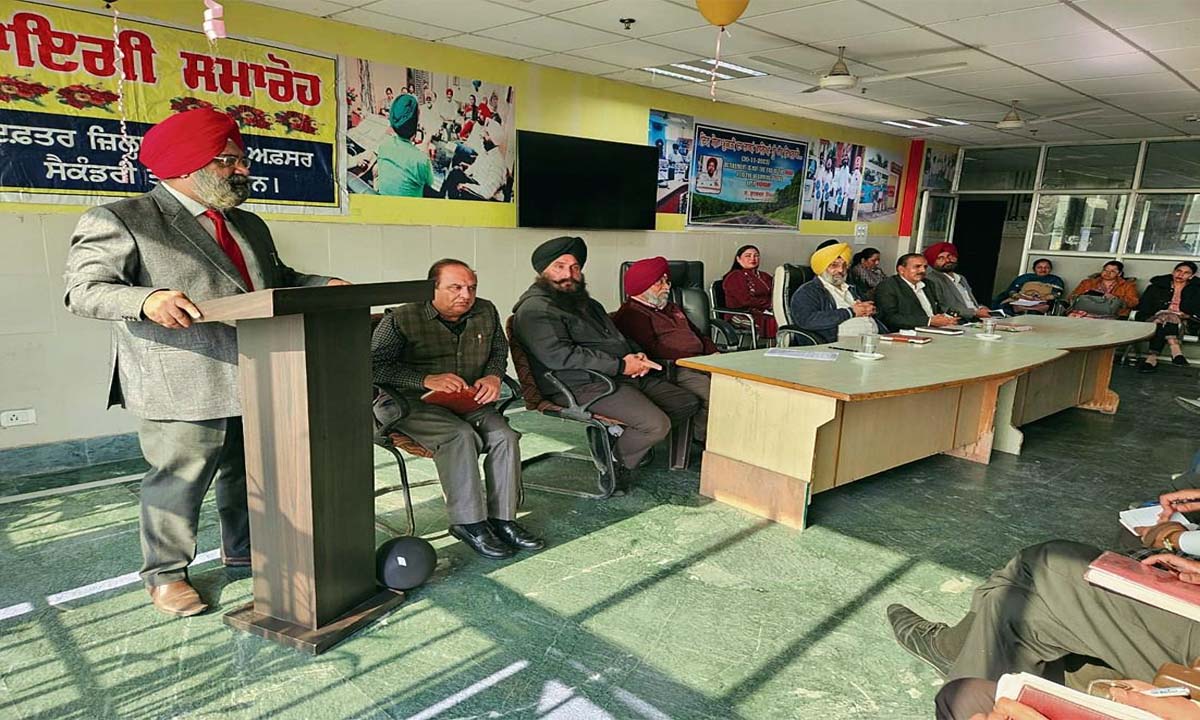 डीईओ ने स्कूल अधिकारियों के साथ बैठक की
