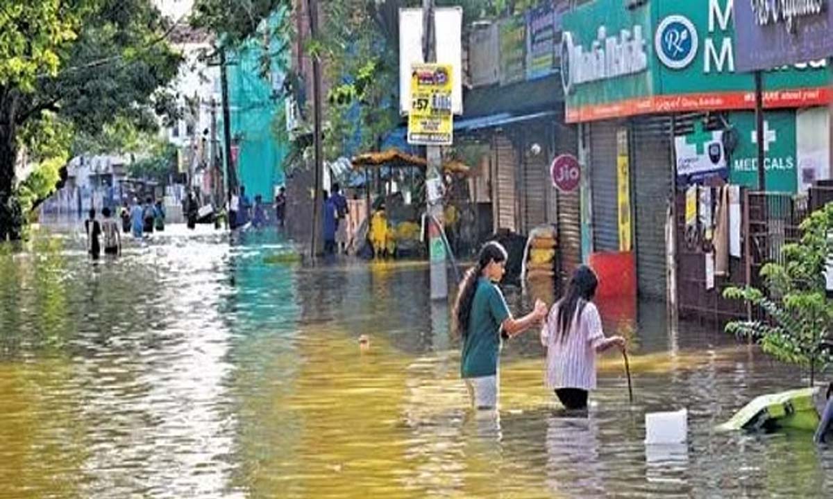 परेशान चेन्नई निवासी बाढ़ से बचने के उपाय ढूंढ रहे