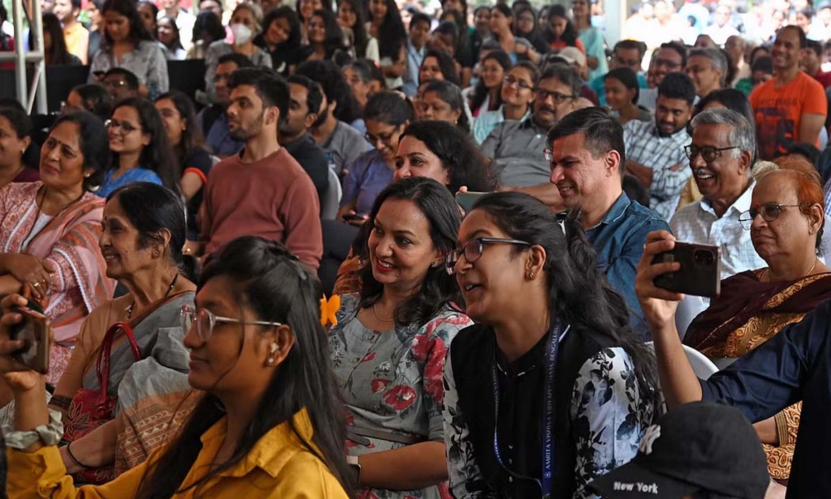 बैंगलोर लिटरेचर फेस्टिवल के आगंतुक मुफ्त इलेक्ट्रिक शटल बस सेवा का लाभ उठाते