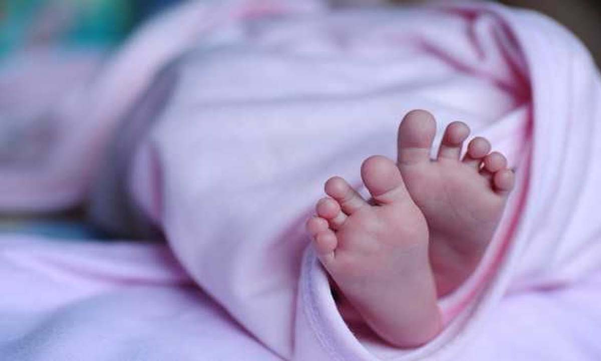 पुलिस ने फ़रीदाबाद में सड़क के पास फेंके गए नवजात को बचाया