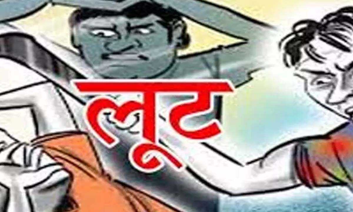 बदमाशों ने की गोल्ड कारोबारियों से लूट