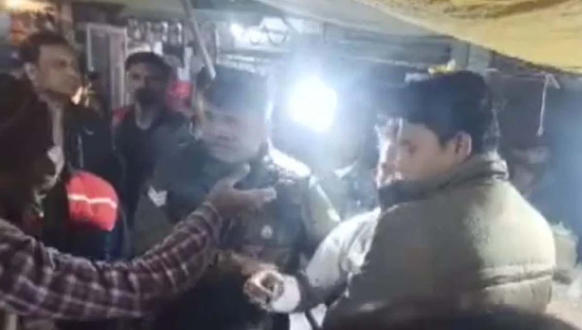 छात्रा के साथ छेड़छाड़, आरोपी को भीड़ ने इतना पीटा की...