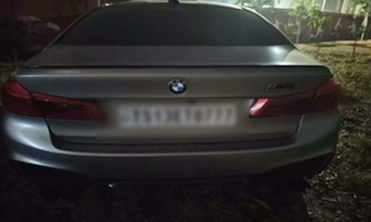 उपमुख्यमंत्री के आवास के सामने बैरिकेड्स में घुसा दी BMW कार, निकला पूर्व MLA का बेटा