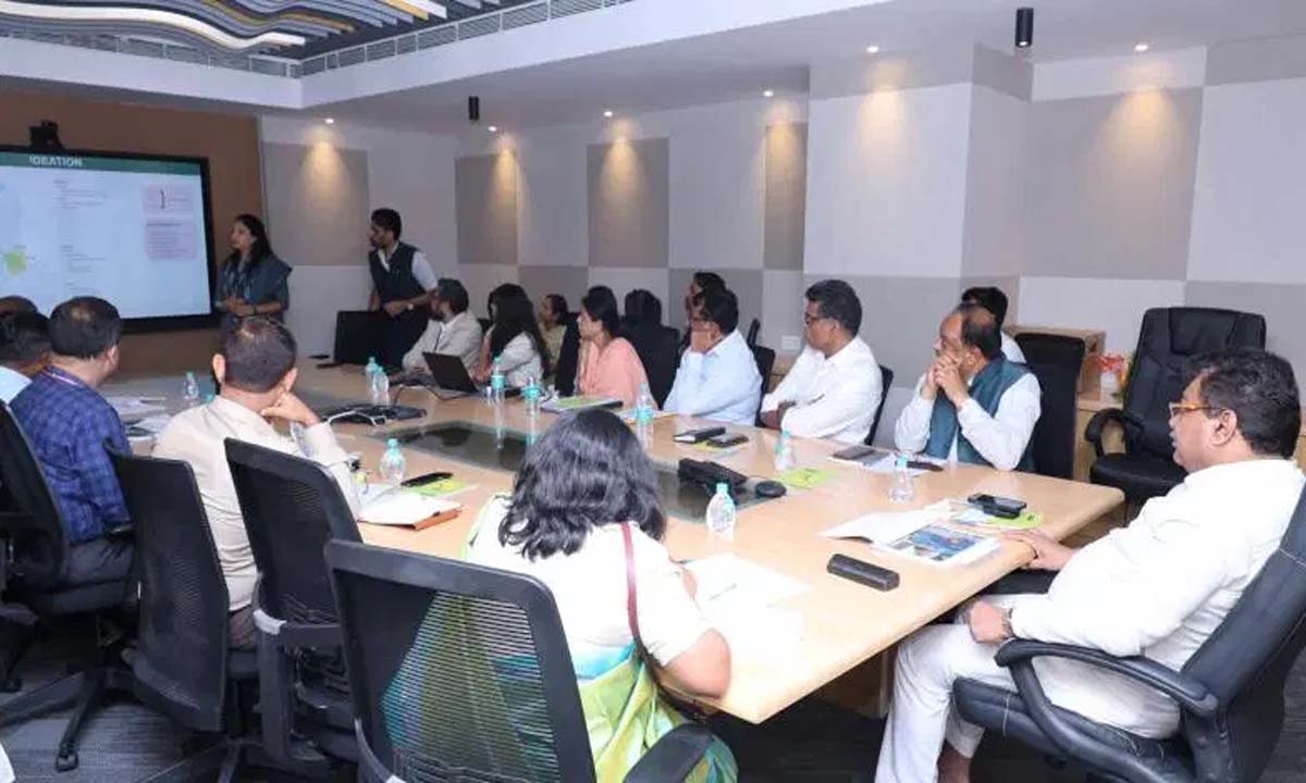 अधिकारी चाहते हैं कि शिक्षा का विकास मैदानी स्तर पर हो