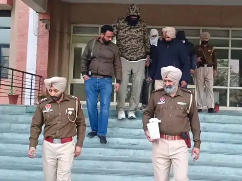 हेरोइन के साथ पूर्व कॉन्स्टेबल गिरफ्तार, लंबाई 7.6 फीट, VIDEO
