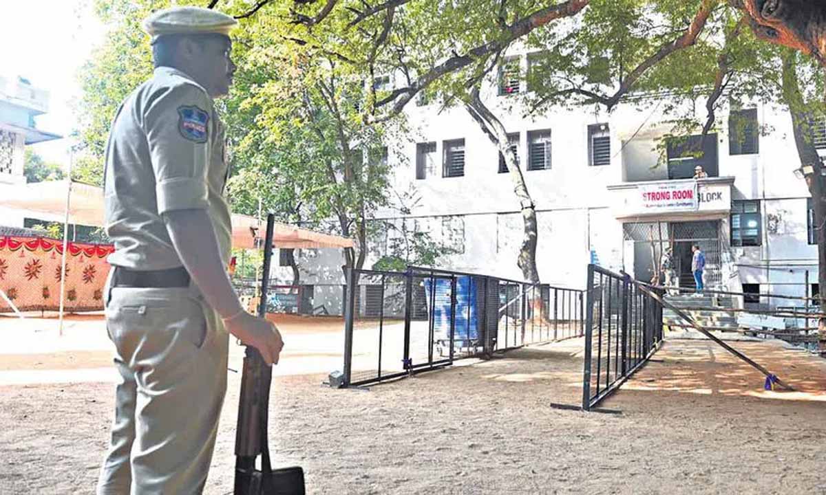 हैदराबाद में ईवीएम को स्ट्रांग रूम में ले जाया गया