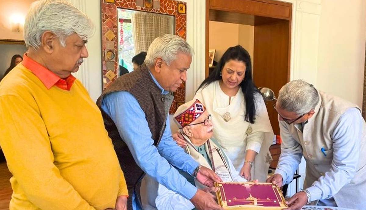 विश्व हिंदू परिषद ने आडवाणी-जोशी को राम मंदिर के प्राण प्रतिष्ठा कार्यक्रम में आने का दिया निमंत्रण