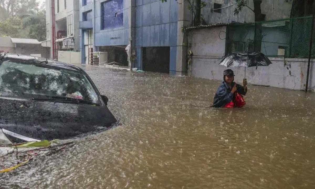 तमिलनाडु में 8 लोगों की मौत, सबवे, सड़कें बंद