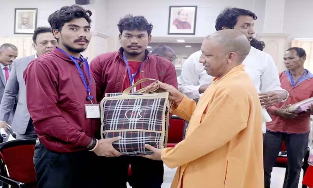 श्रमिकों की सकुशल वापसी के बाद मुलाकात की मुख्यमंत्री