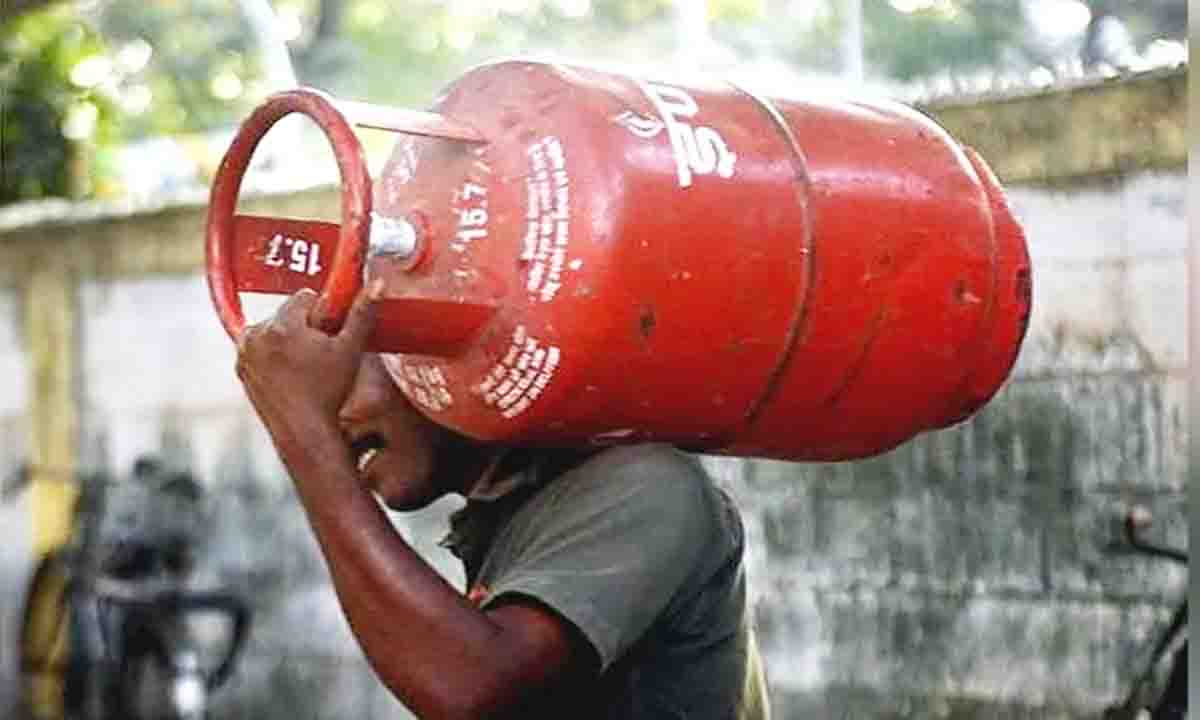 कॉमर्शियल गैस सिलेंडर के दाम बढ़े