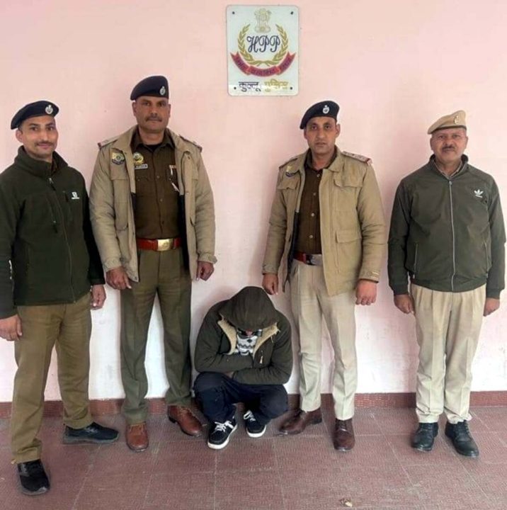 चरस तस्करी के आरोप में टेक्सी चालक गिरफ्तार