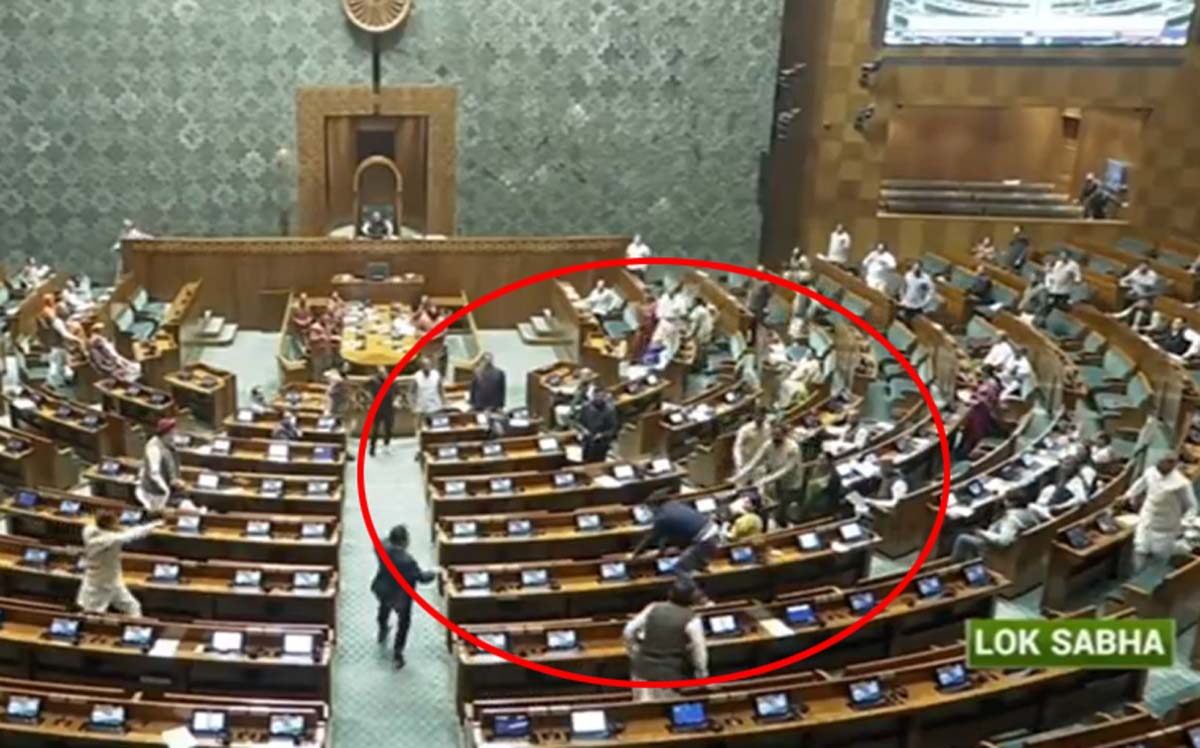 लोकसभा की सुरक्षा में बड़ी चूक: दर्शक दीर्घा से कूदे दो लोग, गैस उत्सर्जित करने वाली सामग्री फेंकी