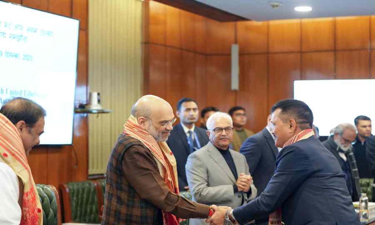 Assam: हिंसा छोड़ने पर सहमति जताते हुए वार्ता समर्थक उल्फा ने केंद्र, सरकार के साथ शांति समझौते पर हस्ताक्षर किए