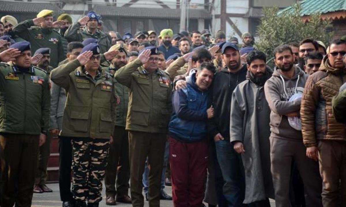 आतंकी हमले में मारे गए जम्मू-कश्मीर पुलिस इंस्पेक्टर के अंतिम संस्कार में बड़ी संख्या में लोग शामिल हुए