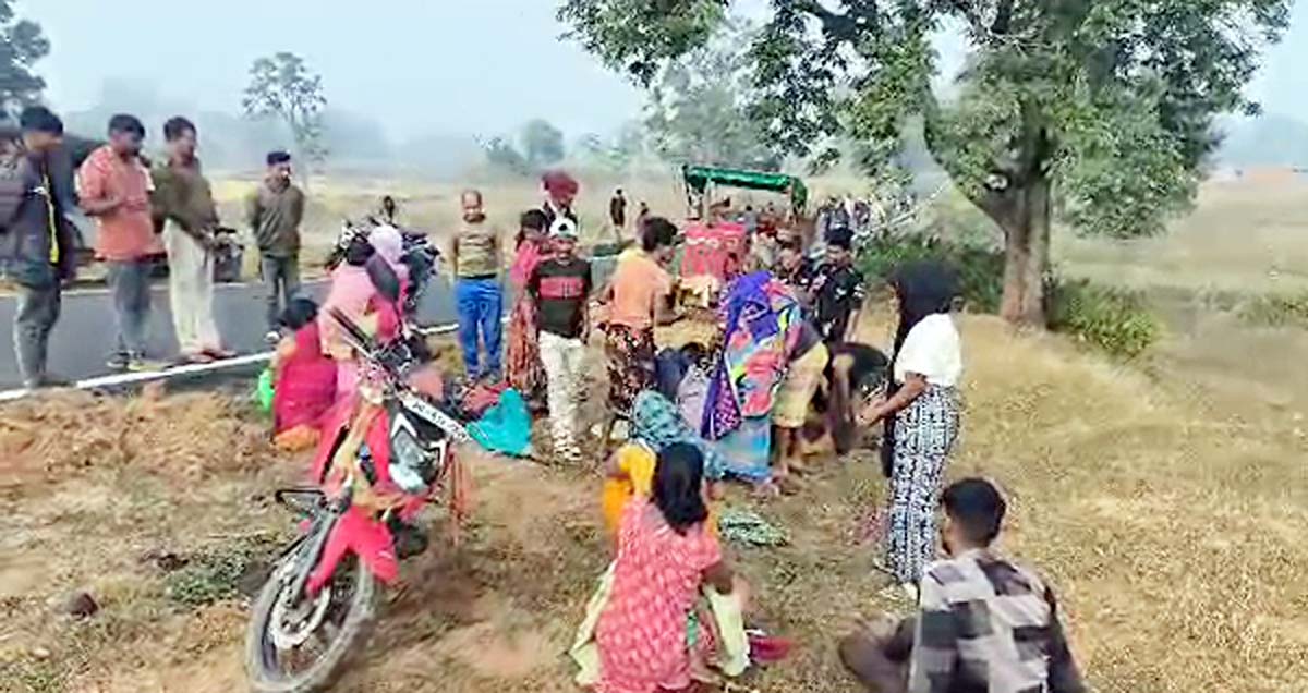 नदी में जा गिरी सवारियों से भरी ऑटो