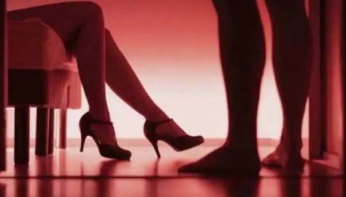 Sex Racket: घर में जिस्म का बाजार, पुलिस को कॉल गर्ल बिना कपड़ों के मिले
