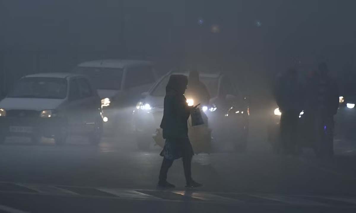 New Delhi: दृश्यता में सुधार, अलग-अलग इलाकों में घना से मध्यम कोहरा