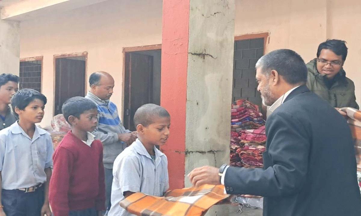 स्विस महिला लातेहार जिले के 500 गरीब ग्रामीण छात्रों की मदद