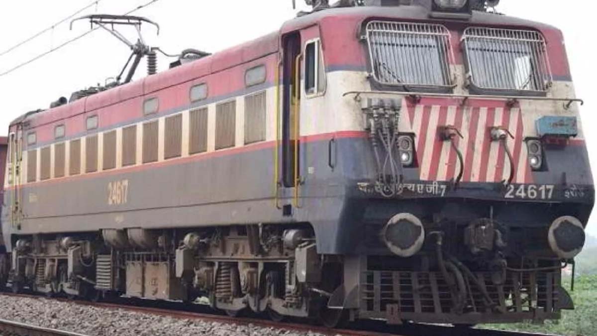 चलती ट्रेन के शौचालय में गूंजी किलकारी, जच्चा-बच्चा स्वस्थ