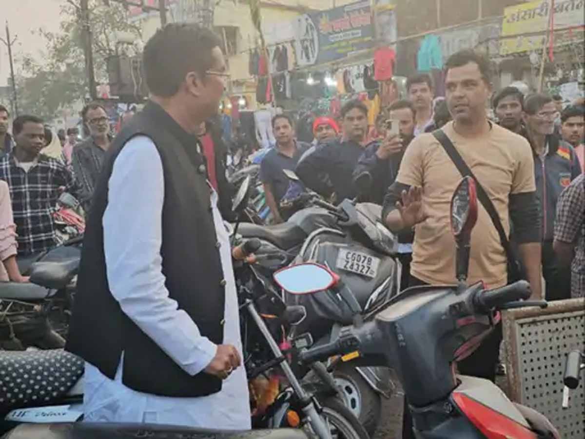 संडे मार्केट पहुंचे थे बीजेपी विधायक, अव्यवस्था देखकर भड़के