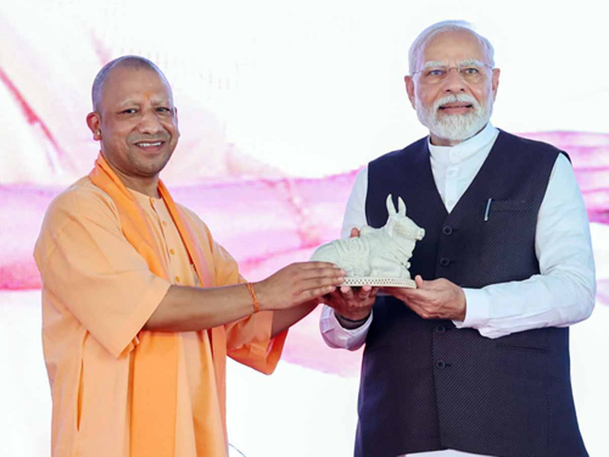 योगी आदित्यनाथ ने की पीएम आवास में मोदी से मुलाकात